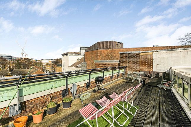 Thumbnail Flat for sale in Rosebery Avenue, London