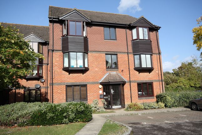 Thumbnail Flat to rent in Foxhills, Horsell, Woking