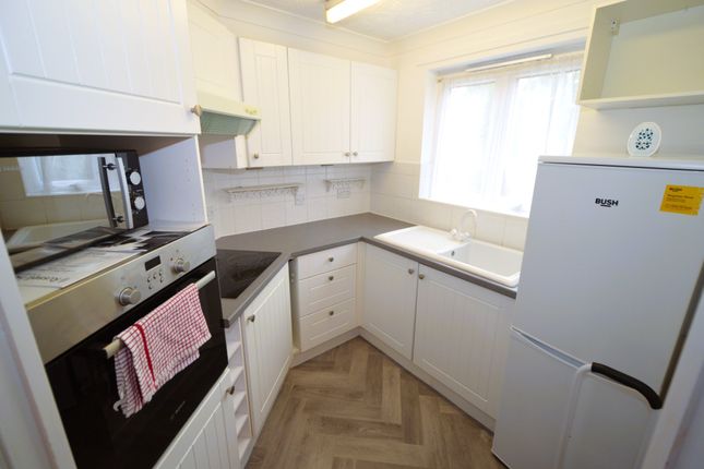 40 Hart Dene Court, Bagshot photo 4