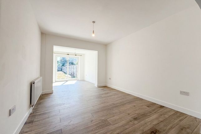 6 Widmore Road, Uxbridge photo 3