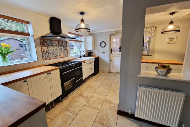 Detached house for sale in Hilliard Close, Bedworth, Warwickshire