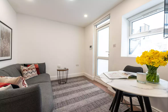 Thumbnail Flat to rent in Warwick Road (C3/119), Earls Court, London