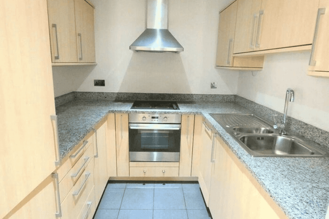 Thumbnail Flat to rent in Western Gateway, London