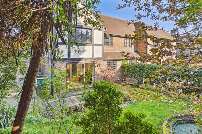 8, The Chyne, Buckinghamshire photo 2