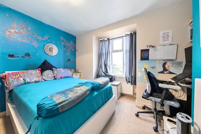 Flat for sale in North Approach, Watford, Hertfordshire