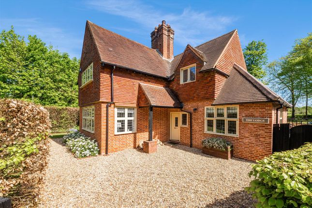 Thumbnail Detached house to rent in Outwood Lane, Kingswood, Tadworth