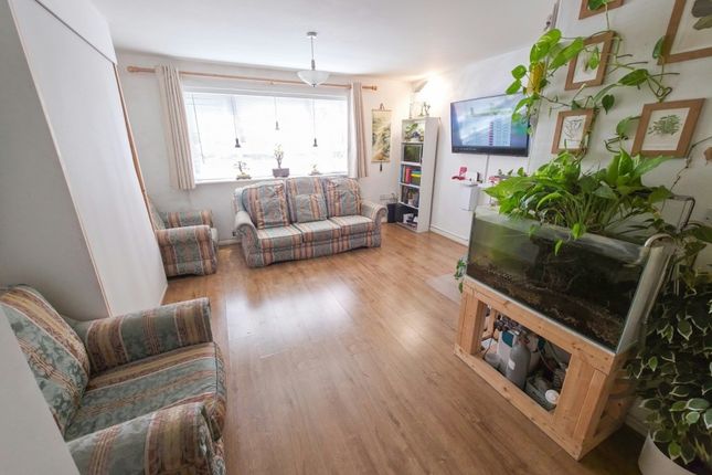 8, Chertsey Road, Lower Feltham photo 4