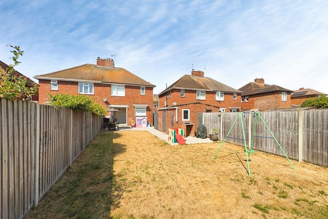 13, Calvert Close, Hampshire photo 4