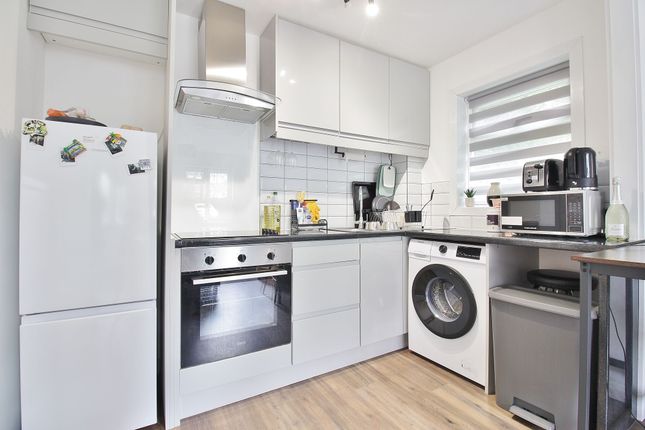 30 Heather Close, Isleworth photo 4