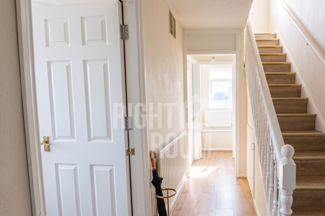 Room 5, 71, Seyssel Street,, London photo 5