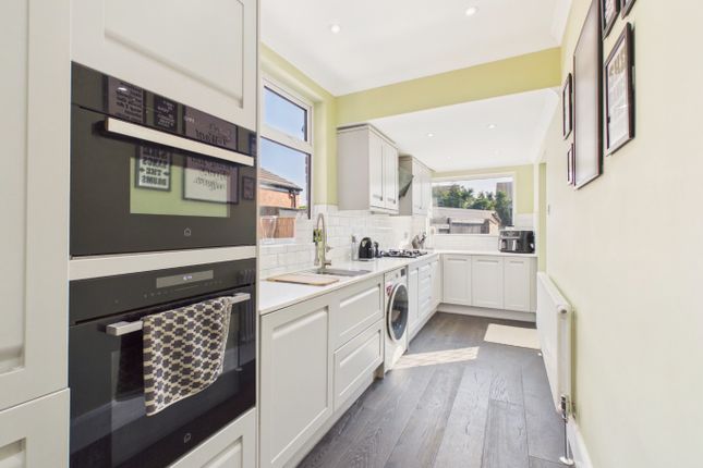 23, Tweendykes Road, Hull photo 3