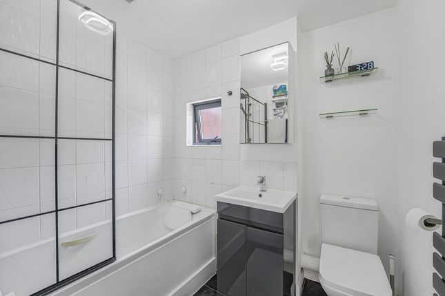 1-bed flat on Flat 31, Charlesmere Gardens, Thames Reach, London, £190,000