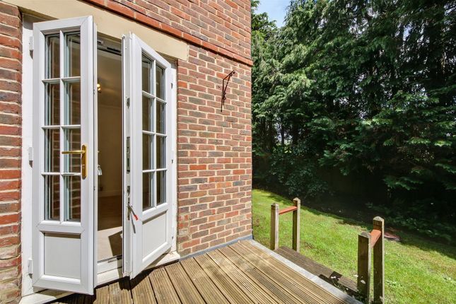 1, Hawkesley Court, Radlett photo 4