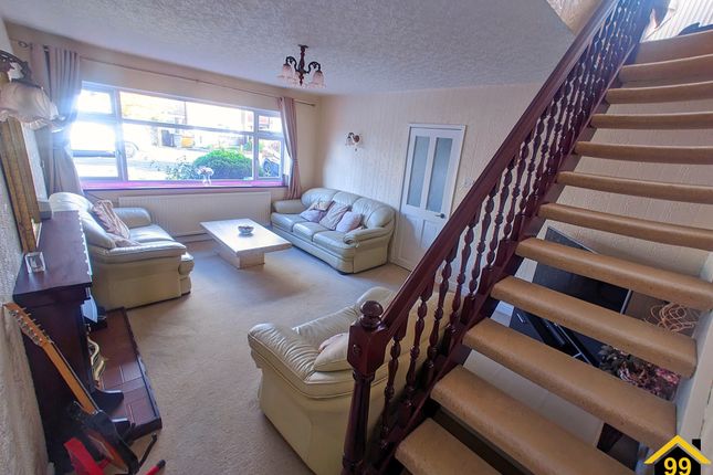 6, Cloughs Avenue, Oldham photo 2