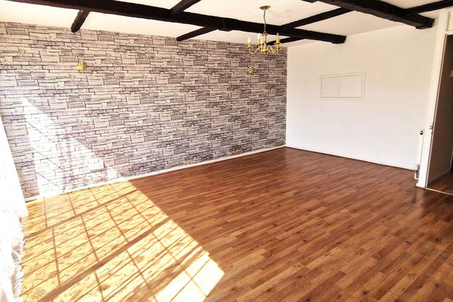 Woodbridge Close, Luton photo 3