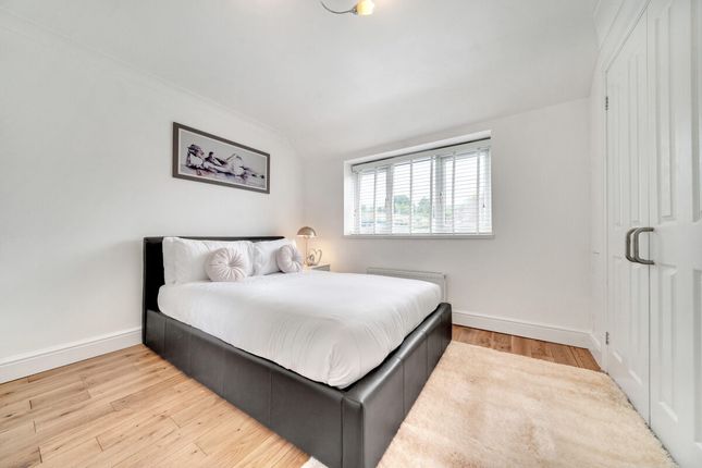 Town house to rent in Woodfarrs, London