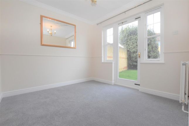 36, Woodfield Way, Reading photo 4