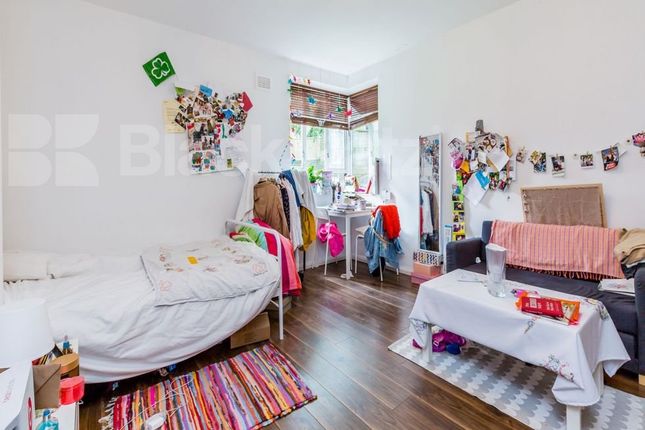 Studio flat on Britannia Row, London, £260,000