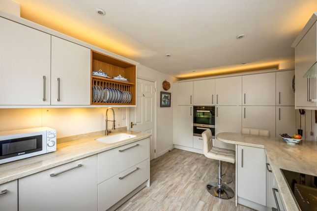 10 Wyvern Place, Horsham photo 2