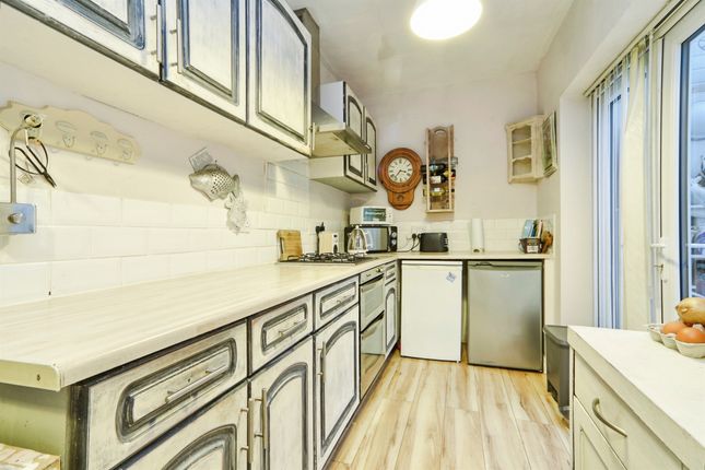 32, Haw Lane, Leeds photo 4
