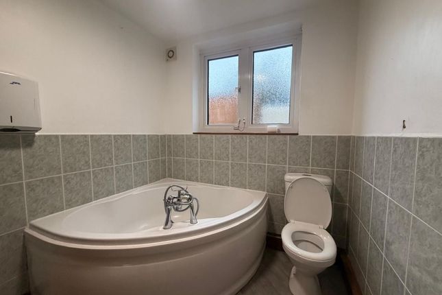 Room 4, 34 Balmoral Road, Gillingham photo 2
