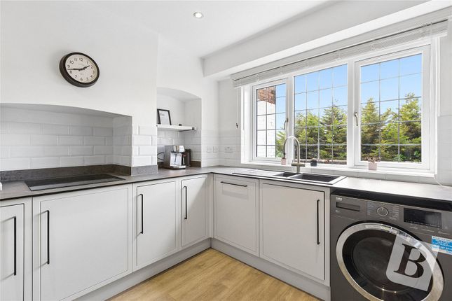 4A,, Balgores Square, Gidea Park photo 4
