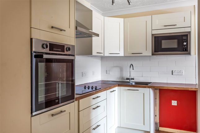 28, Canterbury Court, Dorking photo 4