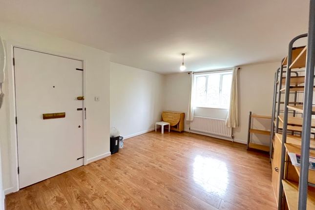 Flat to rent in Haynes Close, London