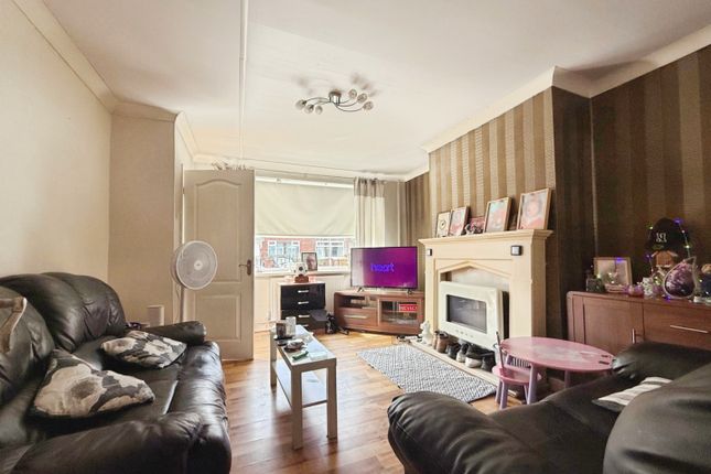 24, Laxey Crescent, Leigh photo 2