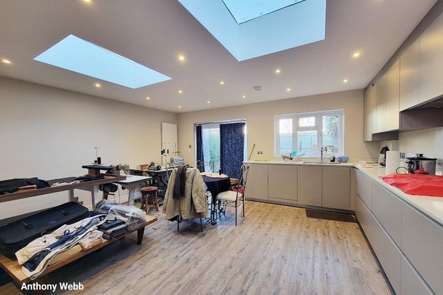 9, Hedge Lane, London photo 2