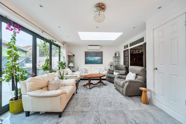 138, Tolworth Rise South, Surbiton photo 4
