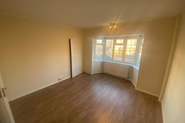 Flat to rent in Gladstone Avenue, Wood Green