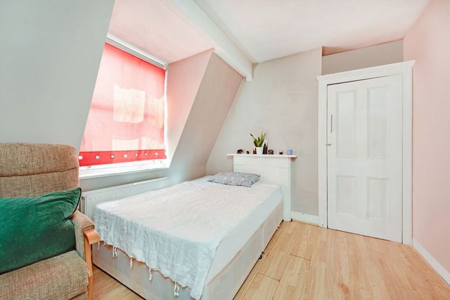 Flat A, 114, Stoke Newington High Street, London photo 3
