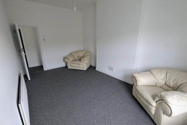 Flat 3, 90, High Street, Barry photo 4