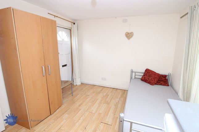 Studio to rent in Townsend Road, Southall