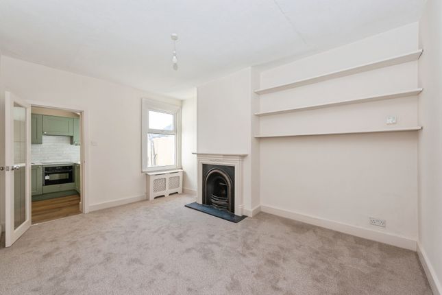 19b Gould Road, TWICKENHAM photo 2