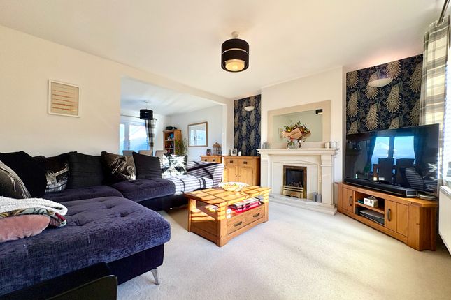 2 Hinds Head Avenue, Wigan photo 3