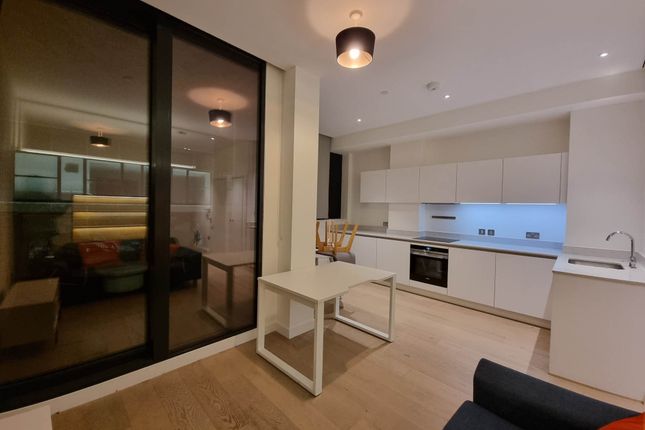 Studio flat on 115 Hill House, Highgate Hill, London, £1,950/mo