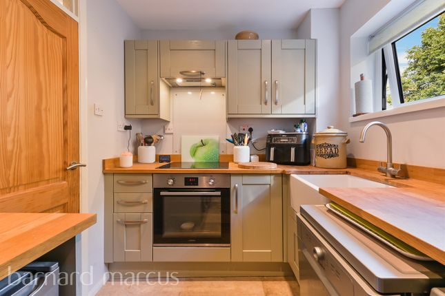 3, Saffron Court, 564, Staines Road, FELTHAM photo 2
