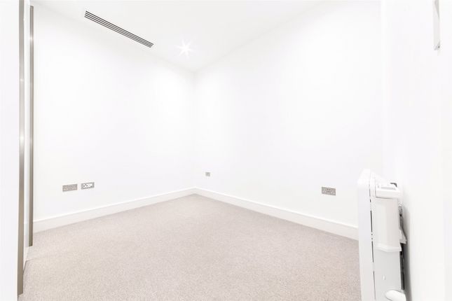 Flat to rent in Atria House, 219 Bath Road, Slough, London
