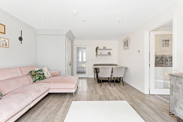 9, Mayflower Gardens, Loanhead photo 4