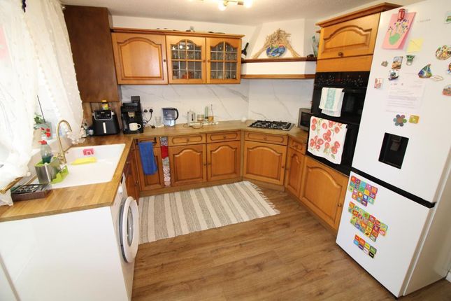 21, Harkness Close, Milton Keynes photo 4
