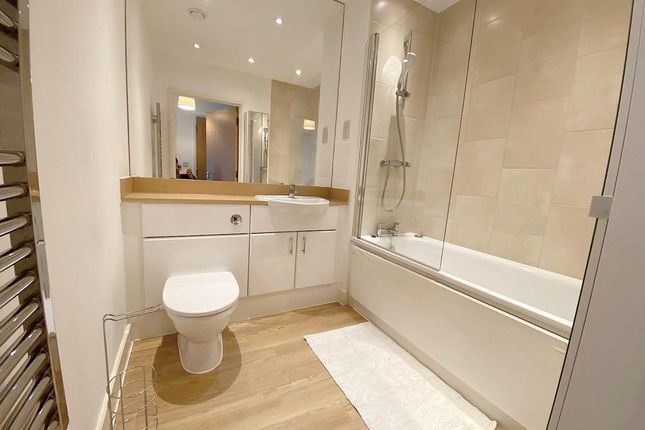 Flat to rent in Agnes George Walk, London