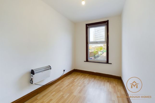 Flat 2, 33 Barnabas Road, London photo 4