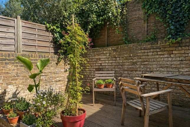 Flat A, 51 Reporton Road, London photo 2