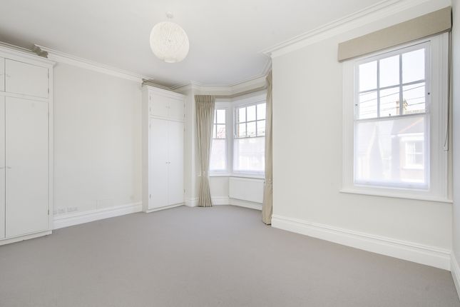 Flat to rent in Iveley Road, London