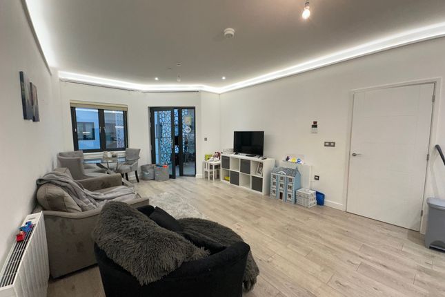 124, Edinburgh Gate, HARLOW photo 2