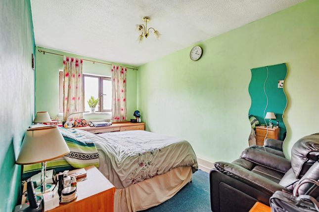 2-bed flat on Flat 5, Wesley Court, Clarendon Road, Redhill, £215,000