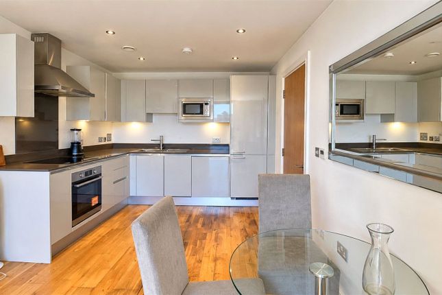 Flat 406, The Crescent, 2, Seager Place, London photo 4