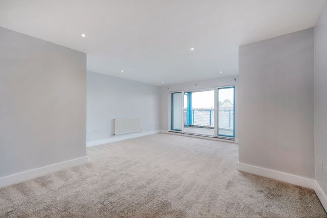 5 Lumiere Court, Balham High Road, London photo 4
